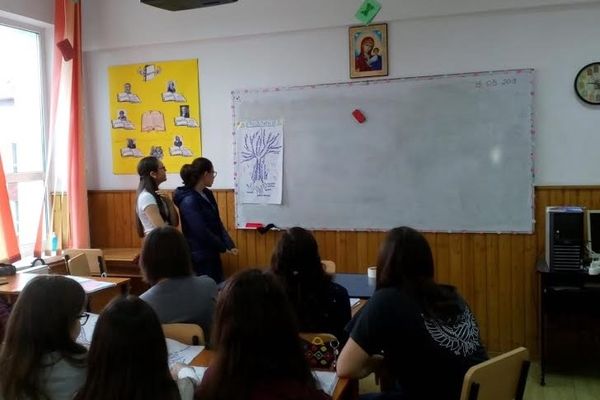 Activități ale polițiștilor pentru prevenirea consumului de droguri în liceele din Târgoviște