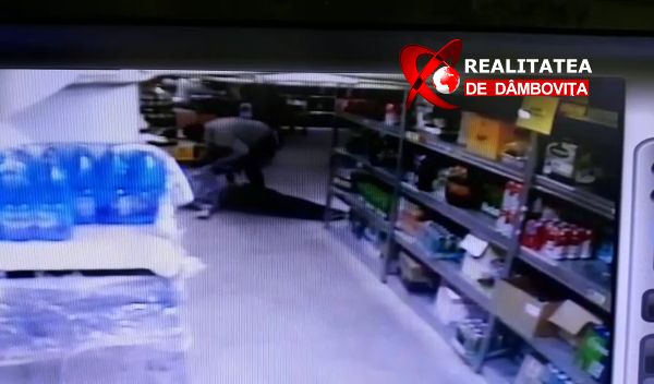 VIDEO Paznic snopit în bătaie de un un tânăr, într-un supermarket din Moreni
