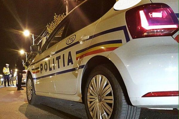 A furat o mașină, s-a lovit de un stâlp și a fugit. Polițiștii l-au identificat rapid