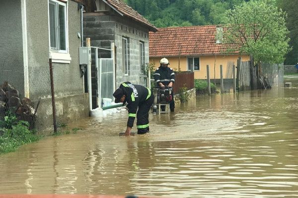 INHGA: Avertizări de inundații până luni la miezul nopţii