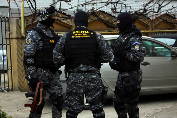 Arme, cannabis, tâlhărie calificată și mascați-poveste din Târgoviște