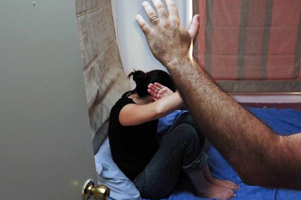 Și-a agresat soția, beat fiind. Două luni nu mai are voie să se apropie de ea