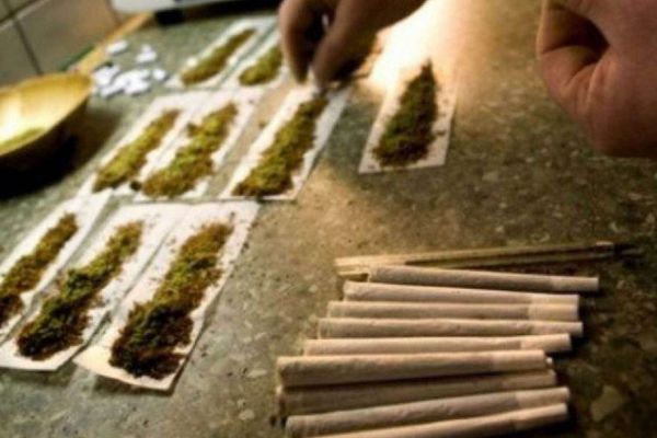 Tânăr de 19 ani reținut de polițiști, după ce a fost depistat conducând sub influența substanțelor psihoactive