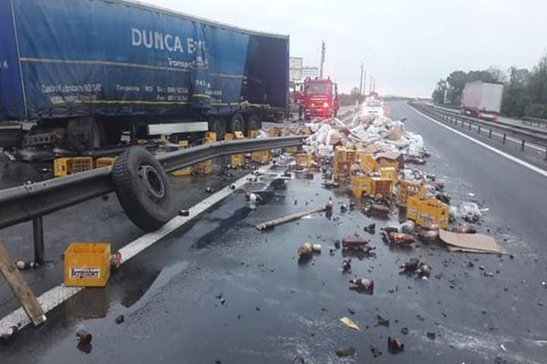 TIR încărcat cu bere răsturnat pe A1. Traficul a fost restricționat