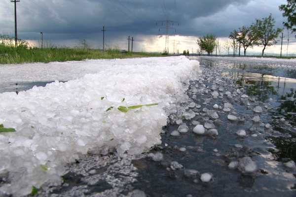 FOTO VIDEO Prăpăd în Lazuri. Drumurile și câmpurile, acoperite cu gheață