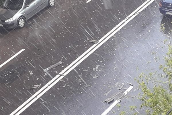 Video| Rupere de nori la Târgoviște. O furtună de doar 10 minute a smuls bucăți din acoperișul unor blocuri