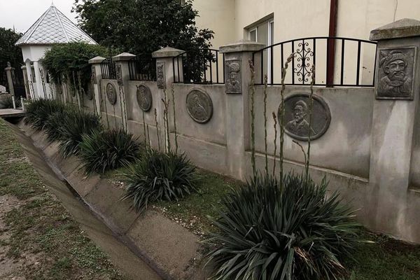 FOTO Un argeșean stabilit în Vișina și-a decorat gardul cu chipuri de domnitori și mari artiști