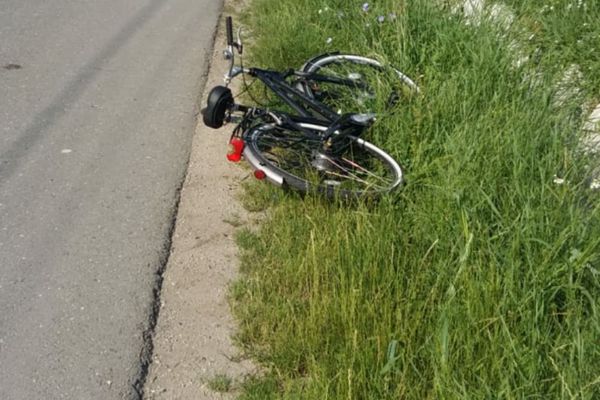 Biciclist rănit, după ce s-a dezechilibrat și a căzut în șanț