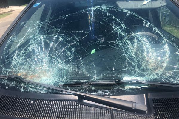 Un șofer care a adormit la volan a intrat în doi pietoni