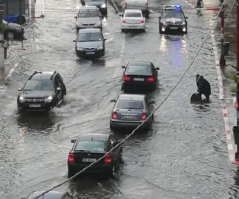 VIDEO Grindină și inundații în Găeşti. Mașinile n-au mai putut înainta