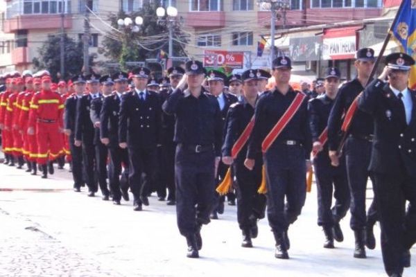 ZIUA DRAPELULUI NAȚIONAL omagiată de pompierii dâmboviţeni