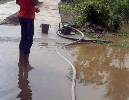 Peste 200 de persoane, evacuate din calea apelor de angajaţii MAI. Probleme și în Dâmbovița