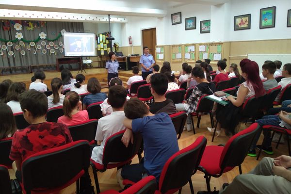 Foto-Video| Update: Un muncitor prins sub un mal de pământ, la Finta, a fost salvat de pompieri