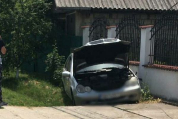Coliziune auto la Teiș. Șoferul vinovat a fugit de la locul accidentului