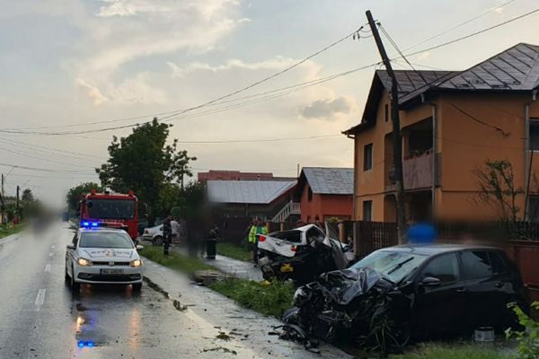Un șofer a fost rănit, la Găești, după ce a derapat cu mașina și a acroșat mai multe mașini staționate