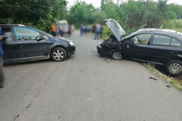 Coliziune auto pe DJ 702.Trei persoane au fost rănite