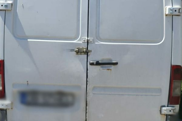 Minor de 5 ani rănit grav, de o dubă lăsată neasigurată