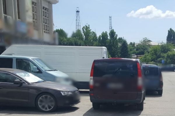 Femeie accidentată grav, la Târgoviște, de o mașină ce mergea cu spatele