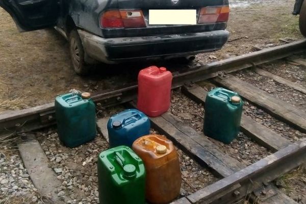 Mascații au descins la hoții de motorină din locomotive. Trei din cele 12 locații sunt în Dâmbovița