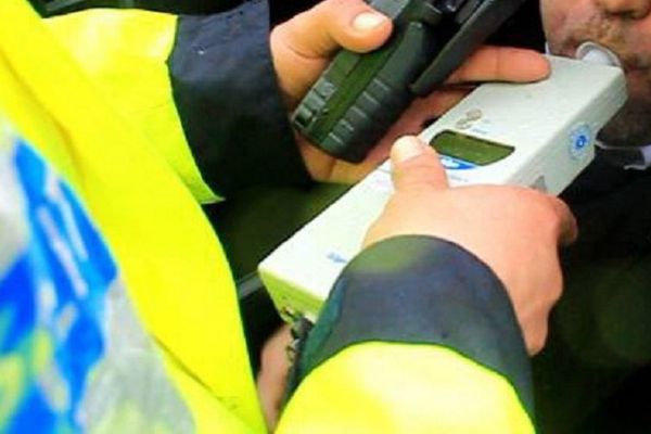 Femeie lovită de o mașină , la Pietrari. Deși a fugit, șoferul, băut bine, a fost prins de polițiști