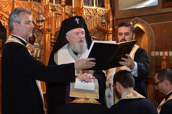 Patru tineri au fost hirotesiți la Catedrala Mitropolitană din Târgoviște