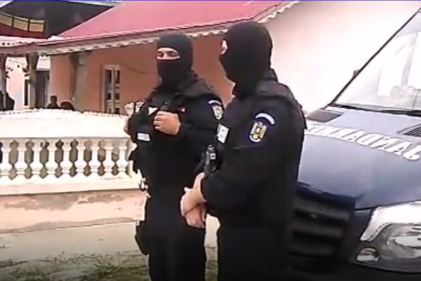 Video-Foto| Pornografie infantilă și exploatare de minori. Șapte suspecți reținuți în județele Argeș și Dâmbovița