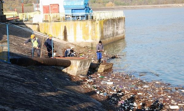 Barajul din Pucioasa se luptă (încă) cu gunoaiele. Analiza medicilor de la DSP Dâmbovița