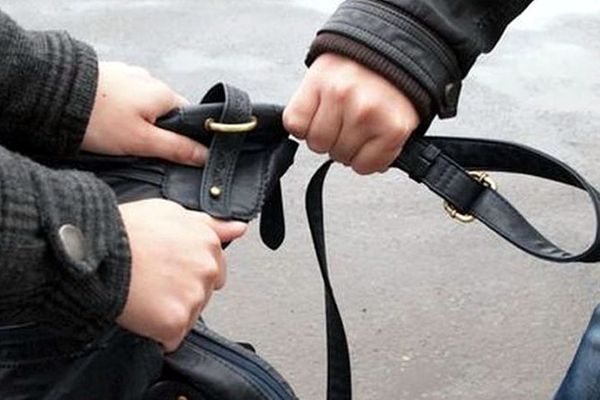 Individ periculos reținut de polițiști, după ce a tâlhărit mai multe persoane, la Târgoviște