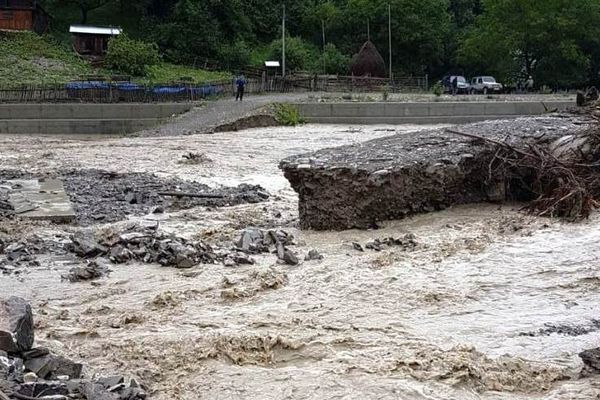 Cod galben de inundaţii pe râuri din 13 judeţe până miercuri dimineaţa