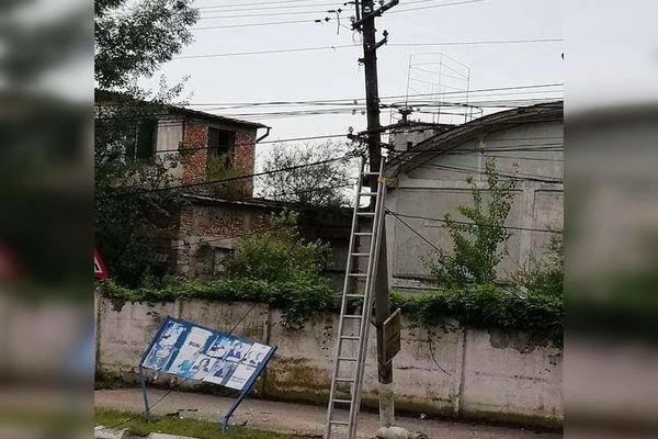 Pucioasa: Stâlp de curent avariat, sprijinit cu ajutorul unei scări