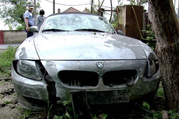 FOTO Muncitor de la Drumuri, accidentat grav de șoferul unui BMW: „Uite ce e pe stradă, e o chestie pe care o toarnă ei, o smoală”