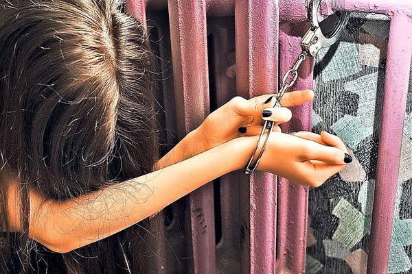 S-a îmbătat și a sunat la 112, spunând că verișoara sa este ținută în lanțuri de către sora mai mare