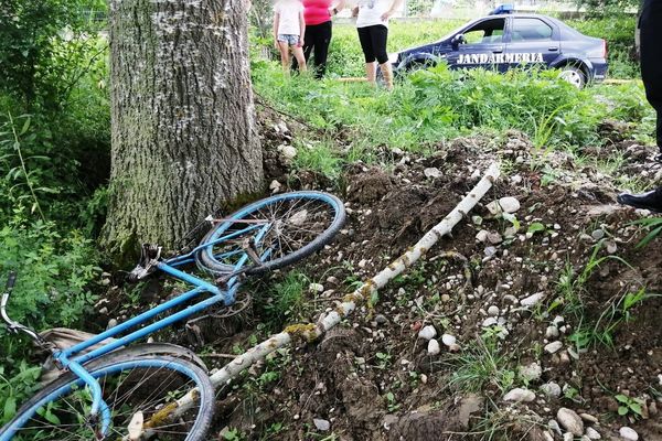 Bărbat căzut de pe bicicletă, ajutat de jandarmi