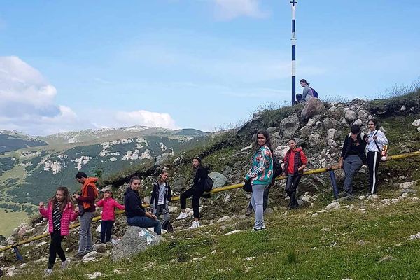 15 elevi buni la carte, plimbați într-o tabără organizată de Arhiepiscopia Târgoviște