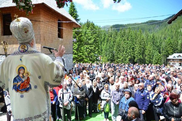 Hramul Mănăstirii Peștera. Peste 1.000 de credincioși au participat la slujbă