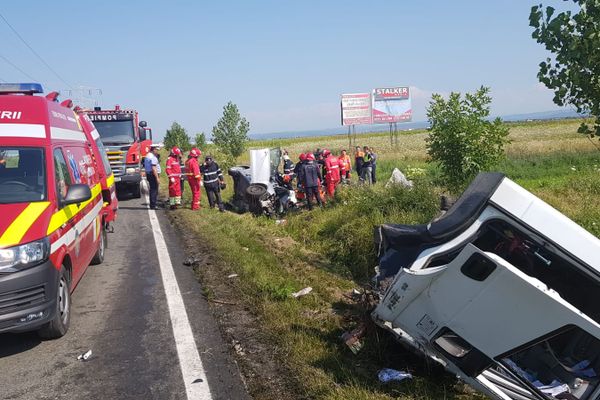 UPDATE Ciocnire violentă între o autoutilitara și două mașini, pe DN 71. Patru morți și un rănit grav
