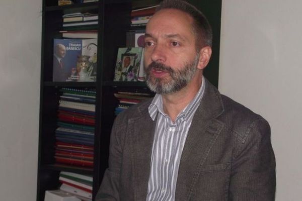 Șofer din Dâmbovița, la un pas să cadă cu mașina de un pod din Buzău