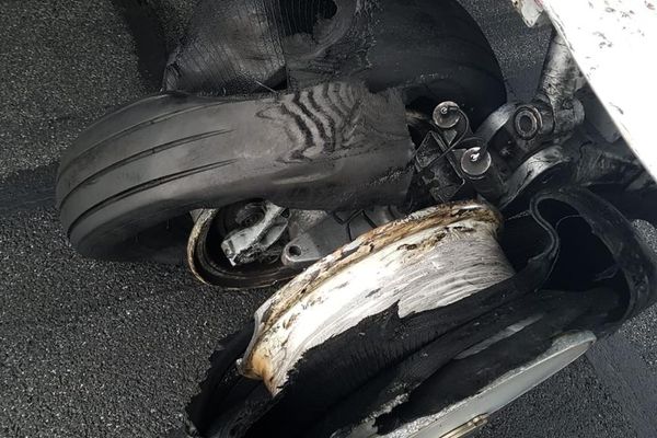 FOTO Pericol pentru cei 22 de pasageri ai unei curse Satu Mare - Otopeni. Roțile s-au blocat și au explodat la aterizare