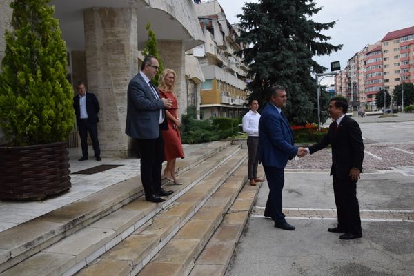 Județul Dâmbovița vrea muncitori și studenți vietnamezi. Deocamdată a venit....ambasadorul