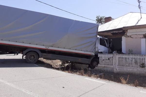 Un autoturism a ieșit de pe șosea și s-a oprit într-un stâlp, la Aninoasa