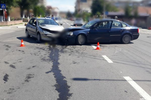 Coliziune puternică, între două mașini, pe DN 71