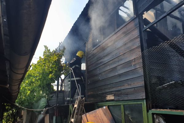 Foto-Video| Anexă gospodărească mistuită de flăcări, la Moreni. O explozie a fost evitată