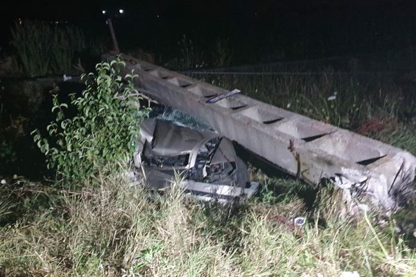 La un pas de (încă) o tragedie, în Dâmbovița. Mașină zdrobită de un stâlp