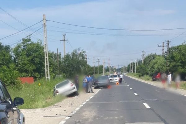 Coliziune între trei mașini la Aninoasa pe DN 71. O femeie a fost rănită