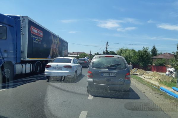 Coliziune între un tir și un autoturism, la Târgoviște. O persoană a fost rănită