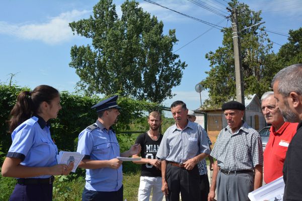 Acțiune de prevenire la Crângurile, în Dâmbovița. Ce le-au spus polițiștii sătenilor