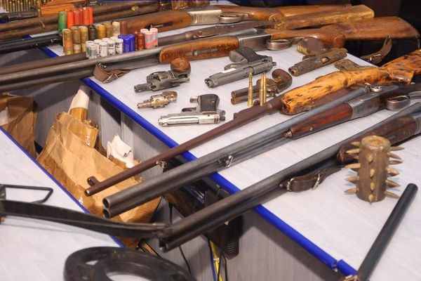 139 de arme confiscate, în doar șase luni, de polițiștii dâmbovițeni