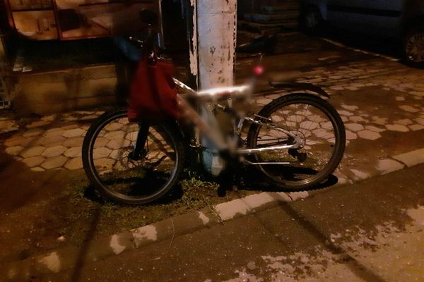 Un biciclist s-a izbit de un stâlp. În urma impactului, victima a ajuns la spital
