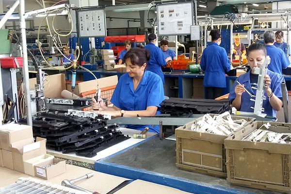 Patronatul anunță că salariații vor fi concediați iar societatea se dizolvă voluntar, la Electroaparataj Târgoviște