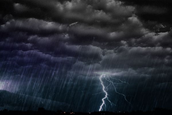 Atenție! Revin ploile. Vezi zonele ce vor fi afectate de furtună.